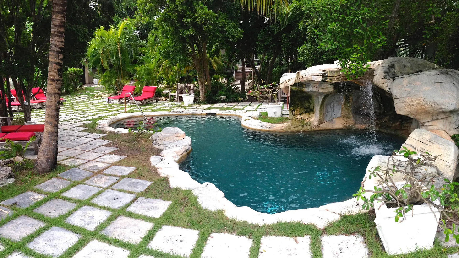 A Stone'S Throw Away Hotel Nassau