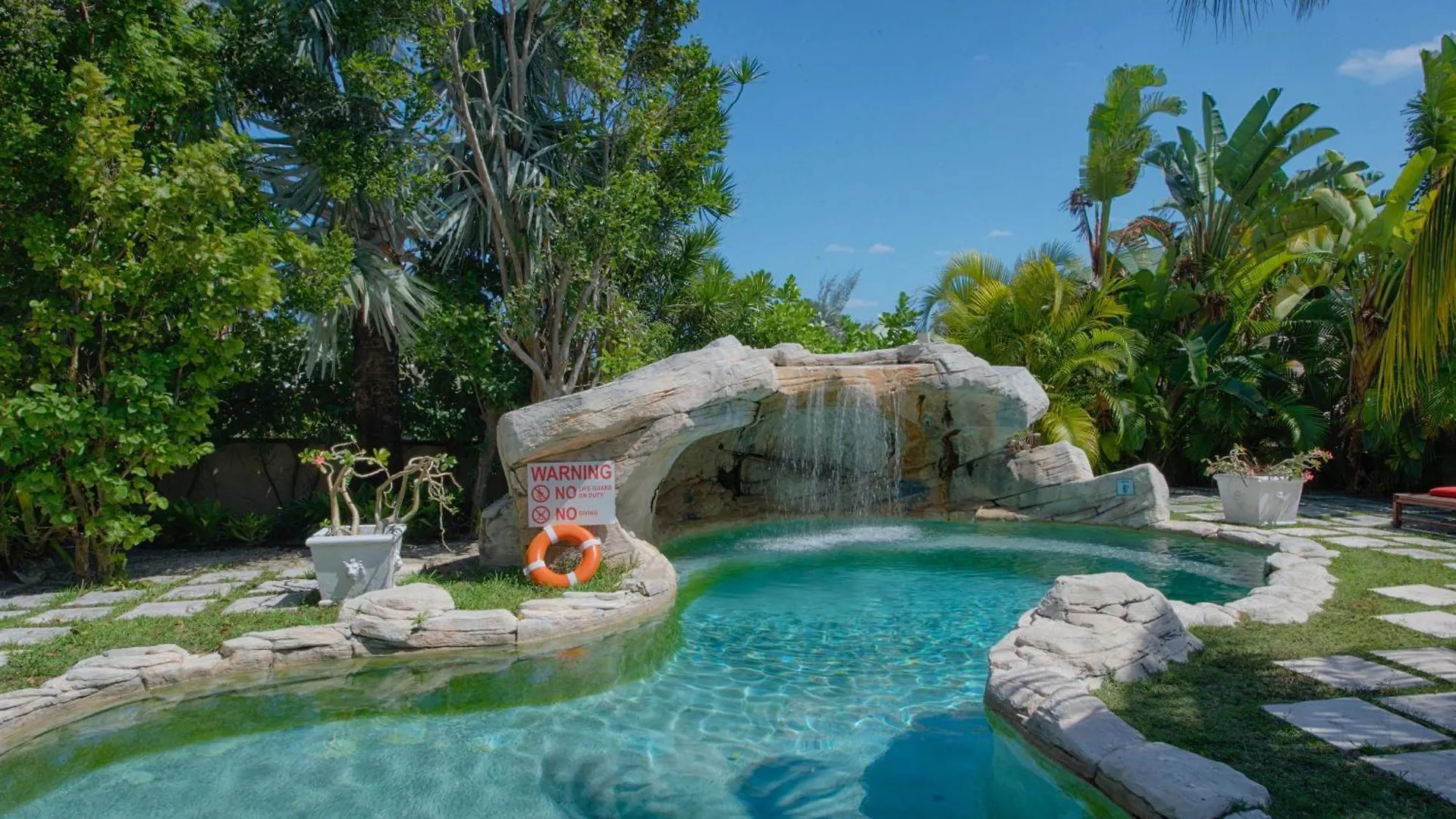 A Stone'S Throw Away Hotel Nassau